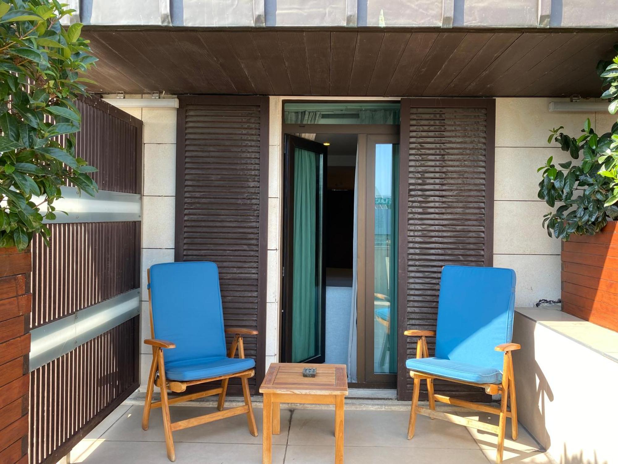 Hotel Doubletree By Hilton Istanbul - Old Town Exterior foto A balcony in a hotel room