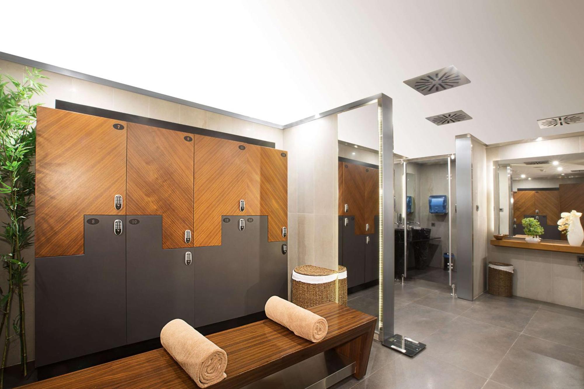 Hotel Doubletree By Hilton Istanbul - Old Town Exterior foto A modern locker room