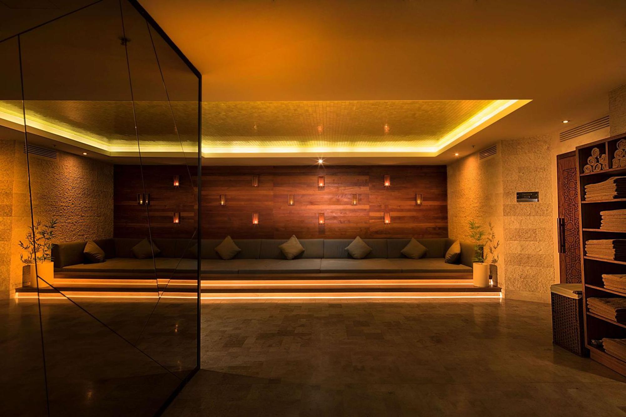 Hotel Doubletree By Hilton Istanbul - Old Town Exterior foto The spa at The Landmark