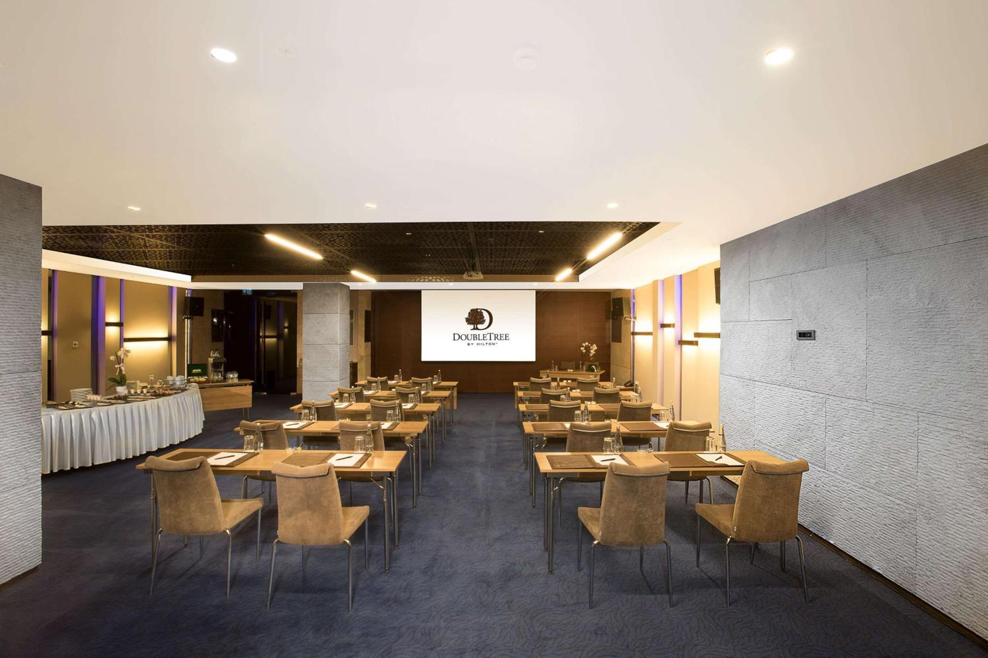 Hotel Doubletree By Hilton Istanbul - Old Town Exterior foto Meeting room