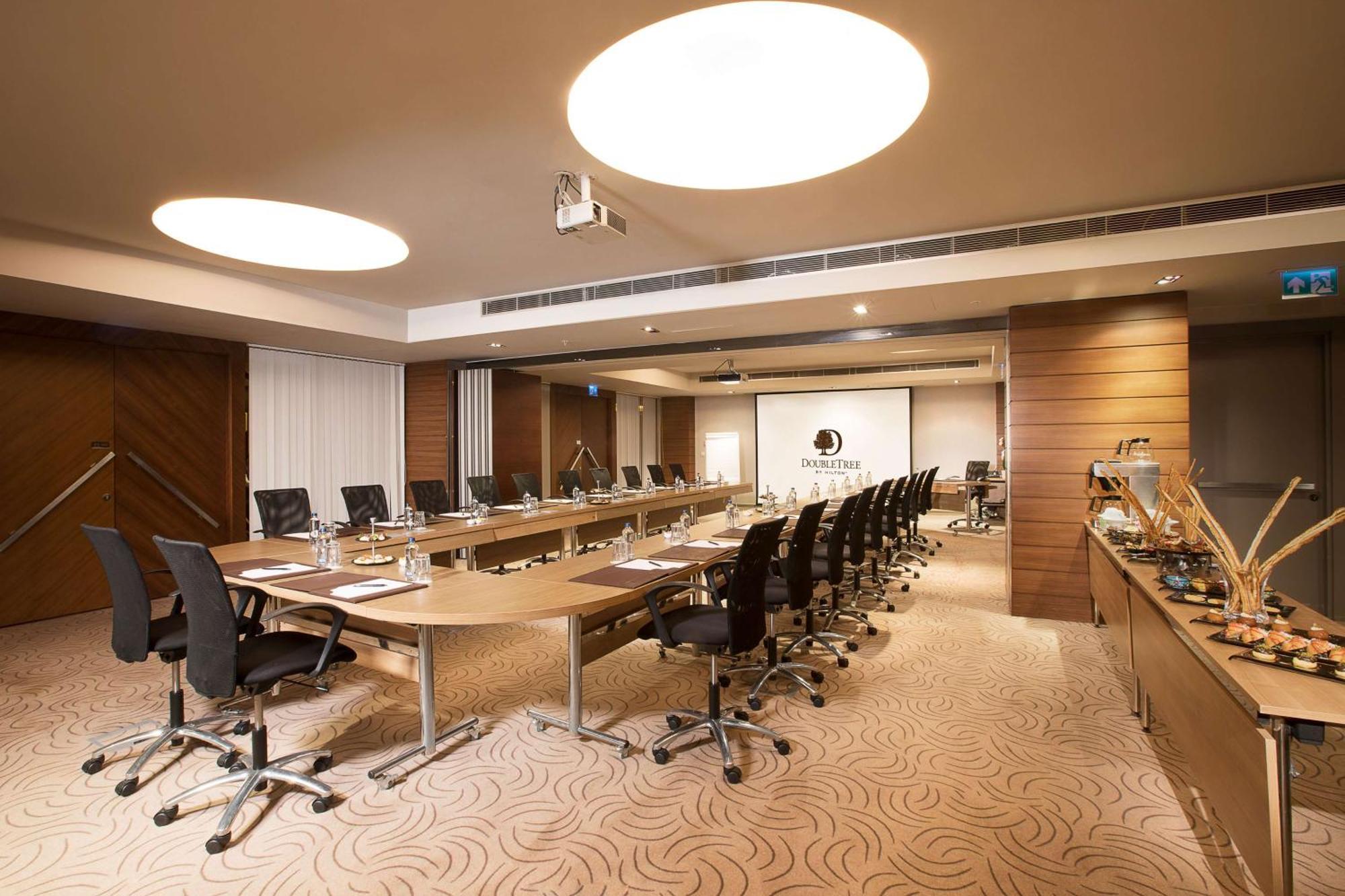Hotel Doubletree By Hilton Istanbul - Old Town Exterior foto Meeting room
