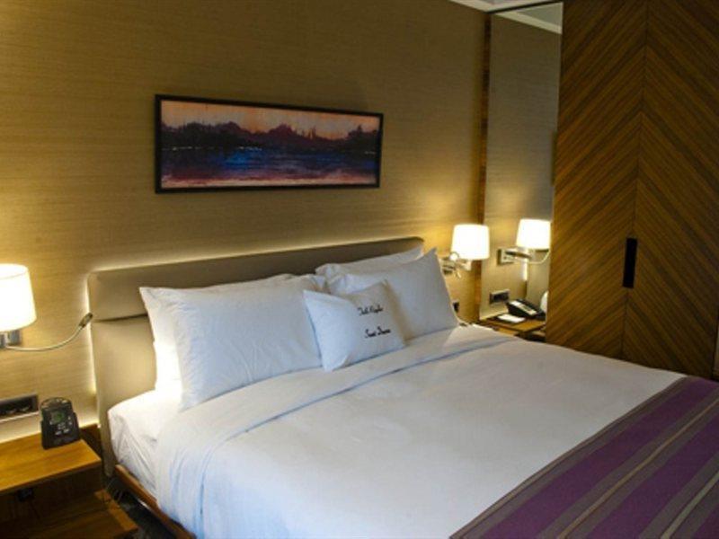 Hotel Doubletree By Hilton Istanbul - Old Town Exterior foto A bedroom at the hotel