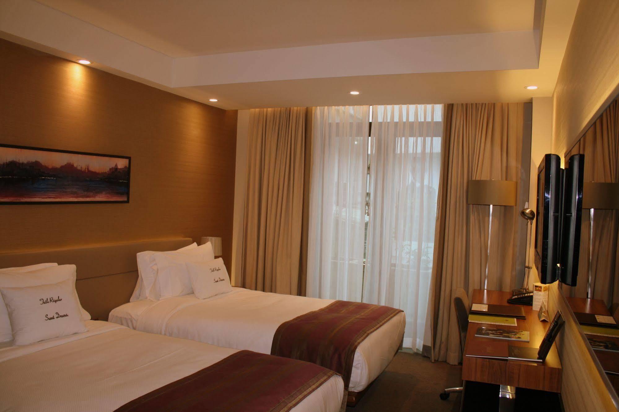 Hotel Doubletree By Hilton Istanbul - Old Town Habitación foto A room at the hotel
