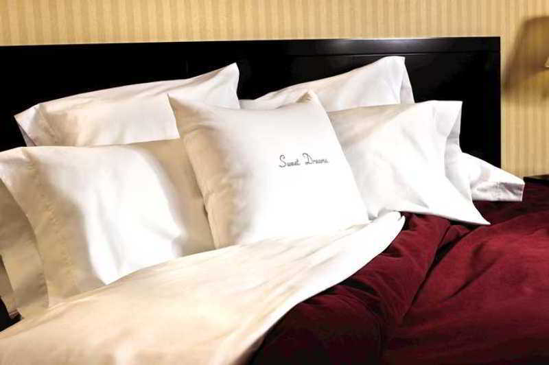Hotel Doubletree By Hilton Istanbul - Old Town Habitación foto Silk pillowcase